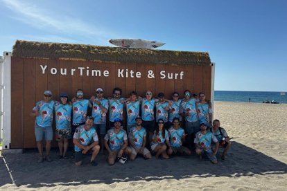 Participantes en la travesía organizada por YourTime Kite & Surf en la playa de Costacabana.