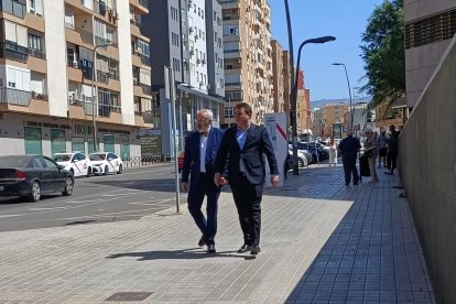 El exvicepresidente segundo de la Diputación de Almería, Fernando Giménez, junto a su abogado José Luis Labraca, a su salida del juzgado.