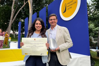 La investigadora tras ganar el premio de la Oficina Española de Patentes y Marcas.