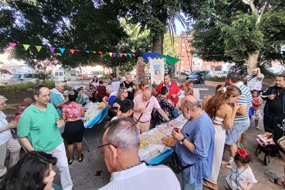 Vecinos disfrutando de la romería por su Virgen Gitana en Los Almendros.