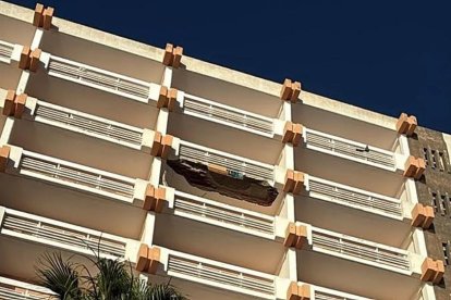 Estado en el que quedó el balcón que se desprendió del Hotel Cavanna de La Manga del Mar Menor.