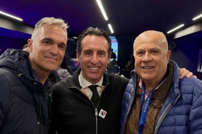 Unai Emery escoltado por Ángel Roldán y Antonio Torres en el vestuario de Villa Park, el 22 de marzo.