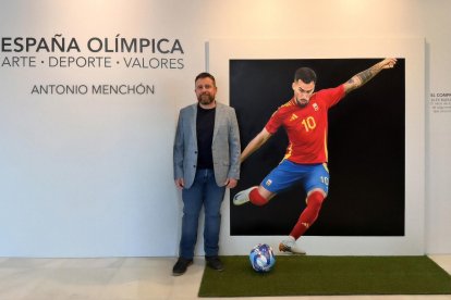 Antonio Menchón junto al cuadro dedicado al jugador roquetero Álex Baena.