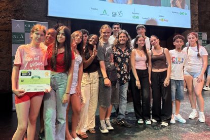 Alumnado y profesores del IES Algazul, tras recoger su premio en Sevilla.