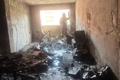 Así quedó el interior de la vivienda en la que se originó el incendio en Almería capital.
