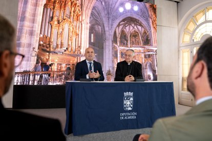 El presidente de la Diputación de Almería, José Antonio García Alcaina, y el obispo de Almería, Antonio Gómez Cantero, han firmado el acuerdo.