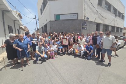 Vecinos del Puente del Río junto a Ana María Chacón.