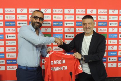 Mohamed El Assy presentando a García Pimienta.