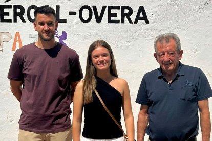 María del Saliente junto a su profesor de Historia y Geografía, Juan Jesús Oliver Laso y