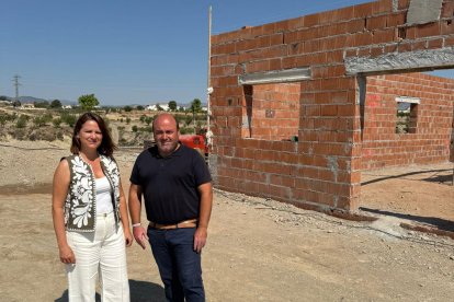 Visita de la alcaldesa, María del Mar Alfonso, junto al concejal Rogelio Berbel.