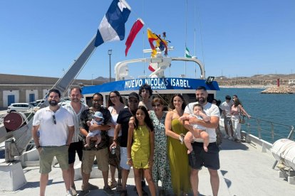 Nicolás García Hernández (el tercero empezando por la izquierda), junto al resto de su familia, en el bautismo del Nuevo Nicolás e Isabel