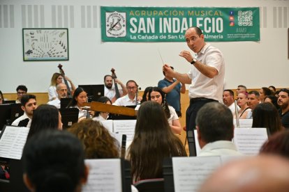 Manuel Antonio Horcas dirige la banda de la Agrupación Musical San Indalecio.