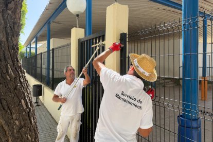Operarios realizando labores de mantenimiento en los colegios de El Ejido.