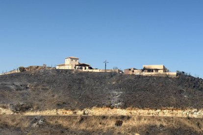 Viviendas rodeadas de zona quemada en Bédar.