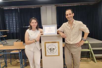 Sofía Requena González, alumna del ciclo, junto a su tutor, Moisés Fernández Ruiz.