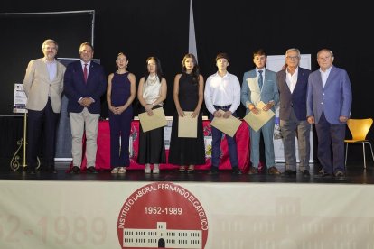 Premiados por la asociación de Vera junto a miembros de la asociación y patrocinadores.