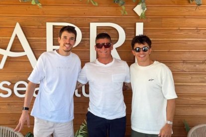 Marc Márquez y Álex Márquez, en un chiringuito de Vera Playa.