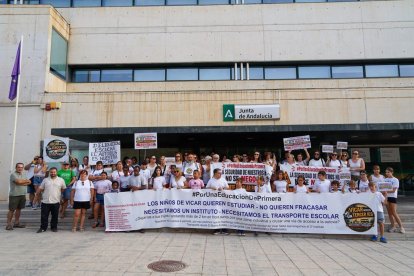 Protesta de miembros de la comunidad educativa vicaria a las puertas de la delegación provincial de Educación en Almería