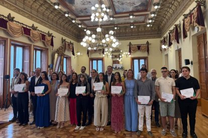 Los seis Premios Extraordinarios de Bachillerato y las tres mejores notas de la PAU, junto al resto de autoridades.