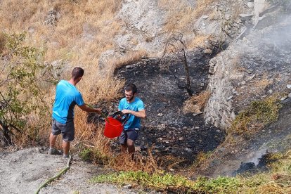 Los dos trabajadores sofocando las llamas en Olula de Castro.