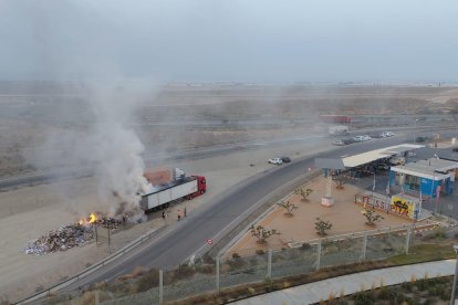 Arde un camión cargado de cartón