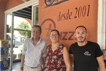 Tomás Rodríguez junto a su pareja y cocinera Ana Moreno y su hijo Tomás, relevo generacional del negocio.