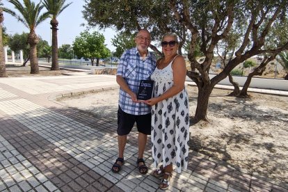 El escritor alemán, Günther Engelke, junto a su intérprete, Puri Gimena Pérez, sosteniendo 'El Fragmento del Saliente'