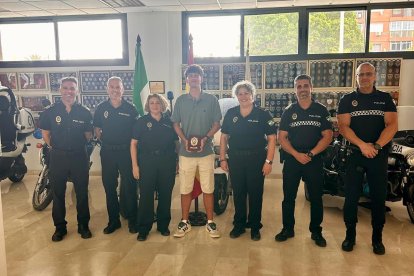 Entrega de un reconocimiento al joven que persiguió a un ladrón en pleno centro de Almería.