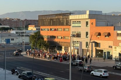 Cerca de un centenar de personas se manifiesta frente al Consulado de Marruecos en Almería
