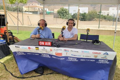 Francisco Lirola Martín, alcalde de Dalías, junto a Fran García, presentador del programa, en el set de Cadena SER