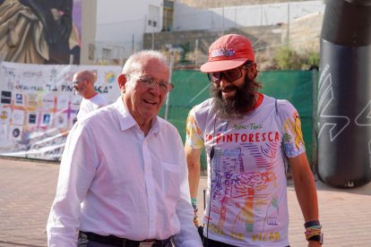 El alcalde de Vícar junto a 'Tractormman', el impulsor de la prueba.