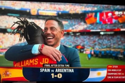 El doctor Claudio Vázquez, jefe de los servicios médicos de la Selección Española, tras ganar la final del Mundial, abrazado a Nico Williams.