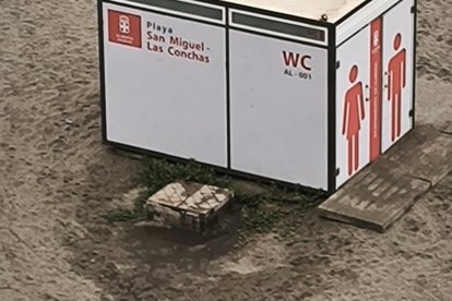 Fosa del módulo de aseos de San Miguel-Las Conchas desbordándose.