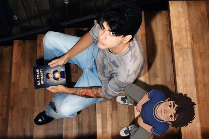 Gianni Tese con su primera novela, ‘Reparando sueños rotos’, y su protagonista.