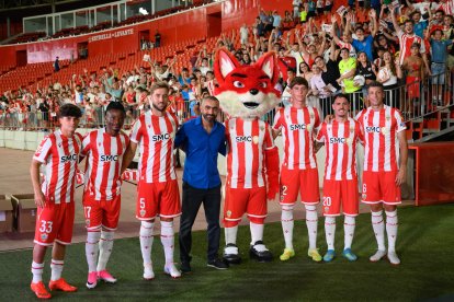Mohamed El Assy y la nueva mascota, Urci, con los seis fichajes que ha realizado hasta la fecha el Almería.