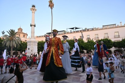 Gigantes y Cabezudos en la Plaza Vieja, uno de los atractivos de la Feria de Almería 2026.