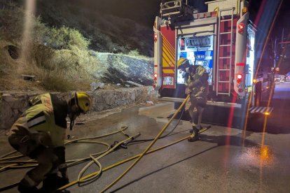Efectivos de Bomberos del Levante tras la extinción de las llamas en Albox.