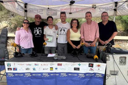 Parte de los invitados del Hoy por Hoy Levante este viernes y del equipo de la radio durante el último programa de la temporada de ‘La SER en las Playas’ desde Cala Siret, en Villaricos.