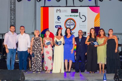 Foto de familia tras los premios entregados durante el acto 'Orgullo en Feria'.