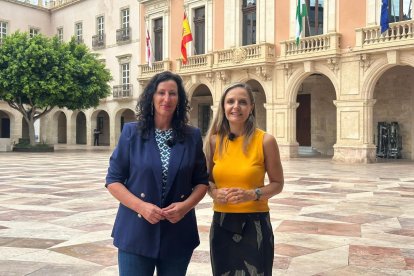 María del Mar Vázquez, alcaldesa de Almería, y Maribel Sánchez Torregrosa, diputada nacional por Almería.