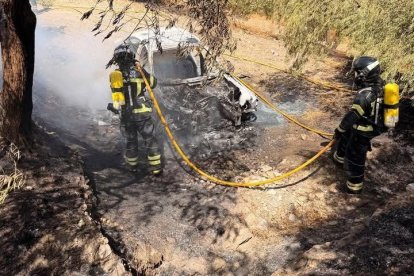 Vehículo que ha aparecido calcinado en Abrucena minutos después del tiroteo.