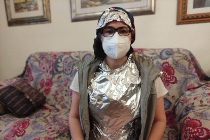 Carmen Jiménez protegida con papel de aluminio en su propia casa de Almería.