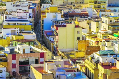 Vista de viviendas en el casco histórico de Almería, ciudad que ocupa el quinto lugar en viviendas sin adaptar para los mayores en Andalucía.