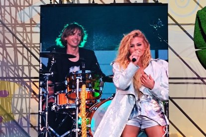 El batería de Sorbas Diego de Haro tocando en un show de Paulina Rubio.