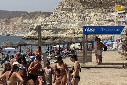 Imagen de la playa urbana de Agua Amarga.