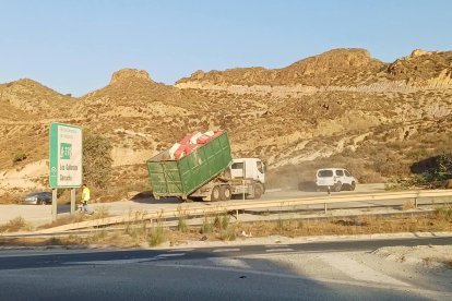 Las máquinas ya trabajan en la zona del cruce de La Simona en Garrucha.