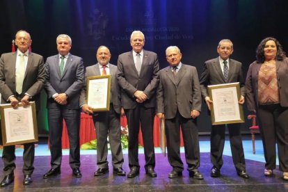 Reconocimiento a sanitarios jubilados de Vera en 2020, entre ellos Indalecio Díez.