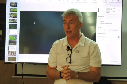 Fernández Borbalán, en su tierra, Almería, para hablar de las nuevas normas que han llegado al fútbol español.