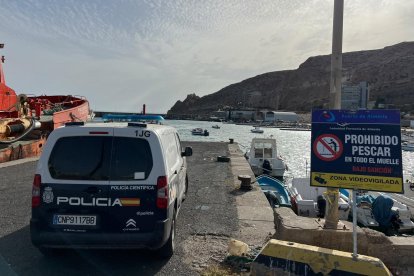 Una unidad de la Policía Científica de Almería investiga el último intento de robo.