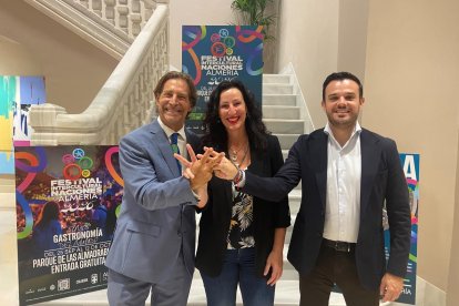 Sergio Frenkel, director del Festival Intercultural de las Naciones; María del Mar Vázquez, alcaldesa de Almería; y Óscar Bleda, concejal.